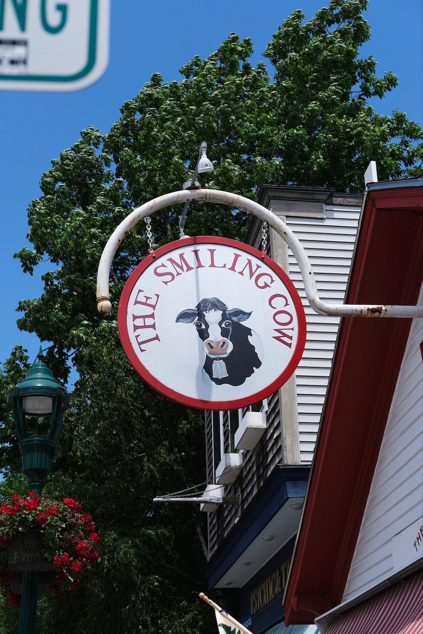 Sign with a smiling cow.